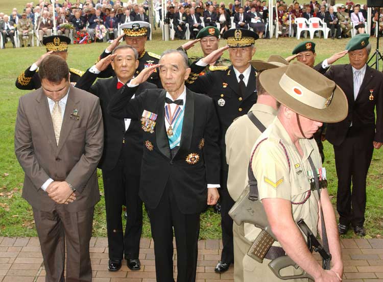 Gen Che and other retired Korean generals pay their respect at the Anzac Service